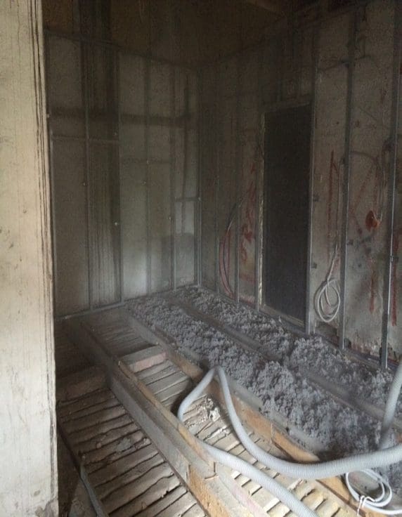 wdmuchiwanie izolacji Thermofloc na legarach w kamienicy Bydgoszcz ul. Gdańska