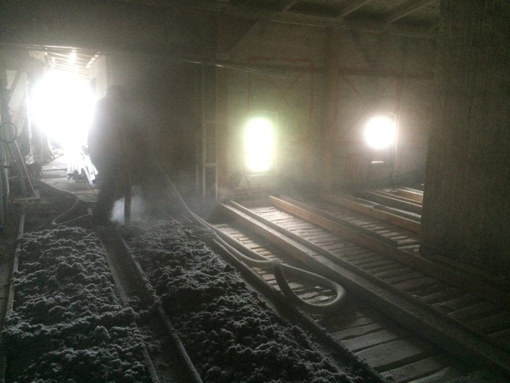 wdmuchiwanie izolacji Thermofloc na legarach w kamienicy Bydgoszcz ul. Gdańska