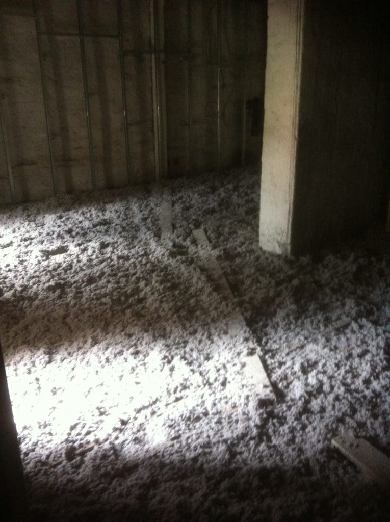 wdmuchiwanie izolacji Thermofloc na legarach w kamienicy Bydgoszcz ul. Gdańska