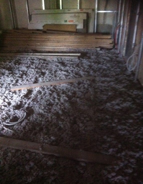 wdmuchiwanie izolacji Thermofloc na legarach w kamienicy Bydgoszcz ul. Gdańska