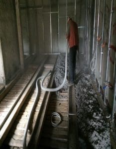 pracownik firmy wdmuchiwanie izolacji zapewnia docieplenie metodą wdmuchiwania pracownik firmy wdmuchiwanie izolacji zapewnia docieplenie metodą wdmuchiwania