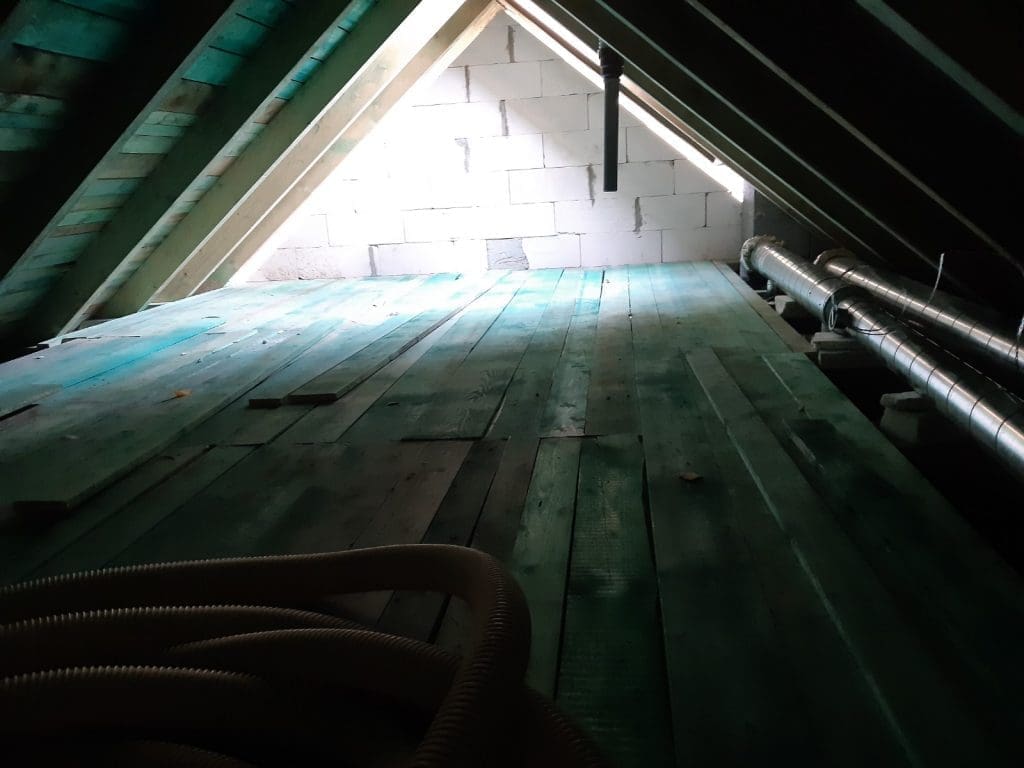 Wdmuchiwanie celulozy ocieplenie dachu poddasza domu FHU EKo Term Płochowo koło Pucka