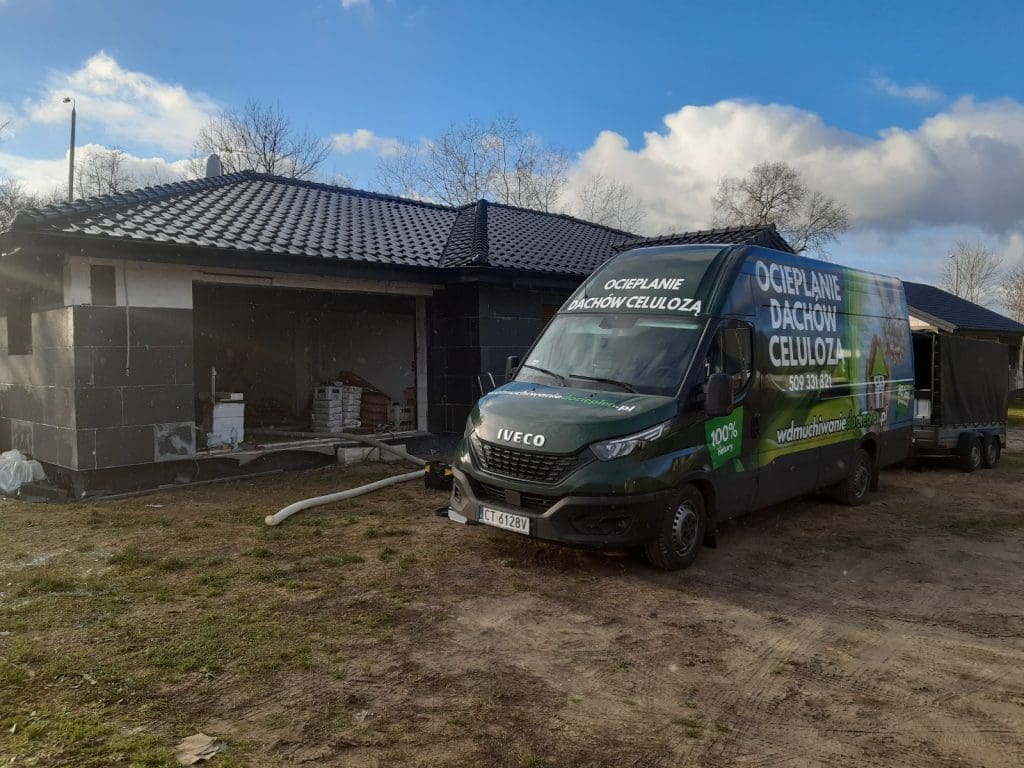 Wdmuchiwanie ociepleń celulozy ocieplenie poddasza dachu Raciążek Ciechocinek FHU Eko Term