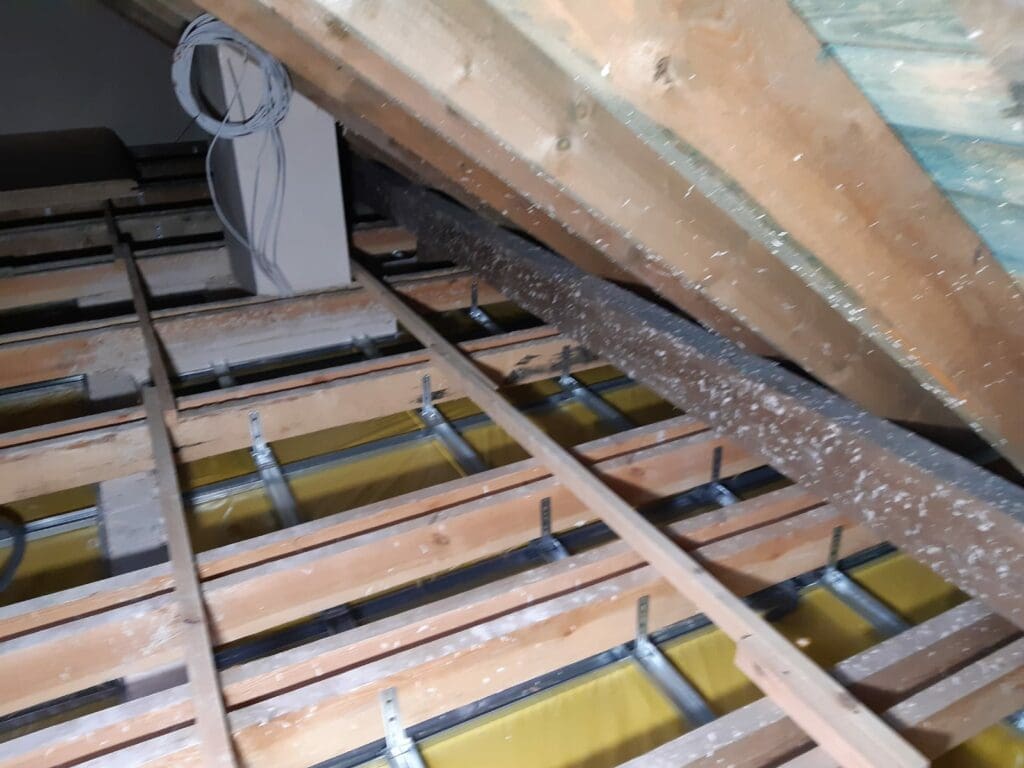 Książenice Warszawa ocieplenie skosów i stropu dachu poddasza FHU Eko Term wdmuchiwanie izolacji 9