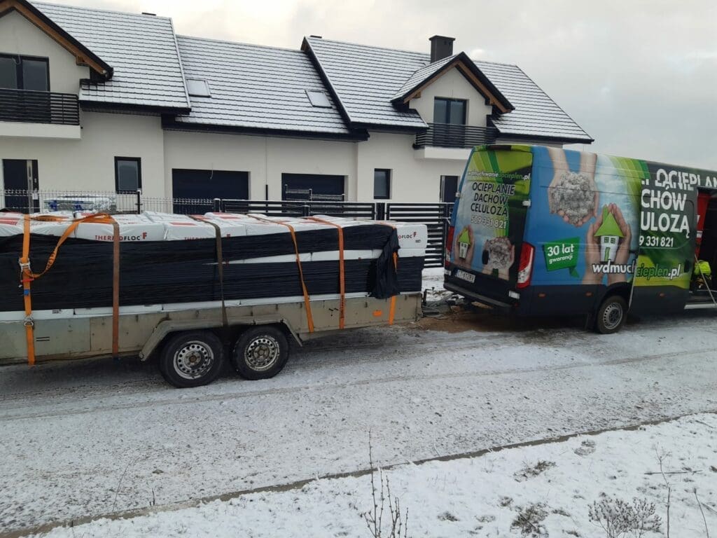 Ocieplenie domu przez wdmuchanie izolacji termicznej celulozy wełny mineralnej