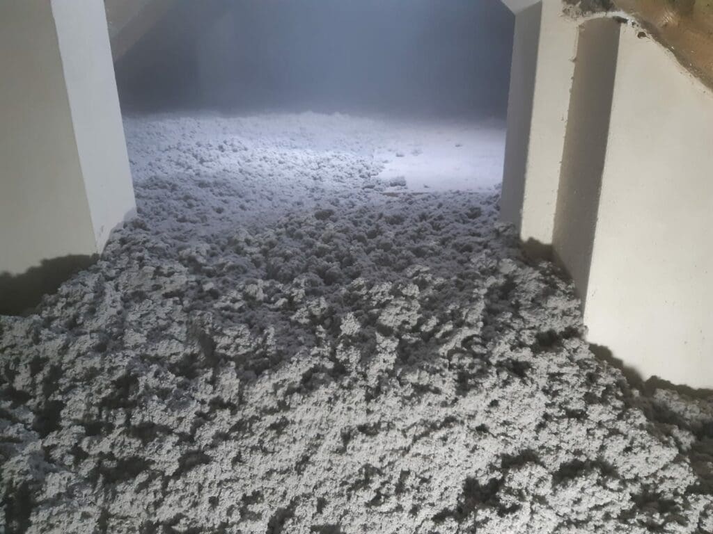 Książenice Warszawa ocieplenie skosów i stropu dachu poddasza FHU Eko Term wdmuchiwanie izolacji 11