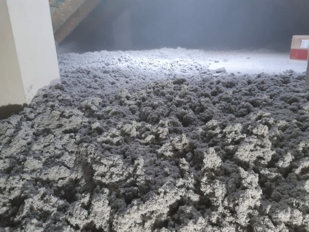 Książenice Warszawa ocieplenie skosów i stropu dachu poddasza FHU Eko Term wdmuchiwanie izolacji 12