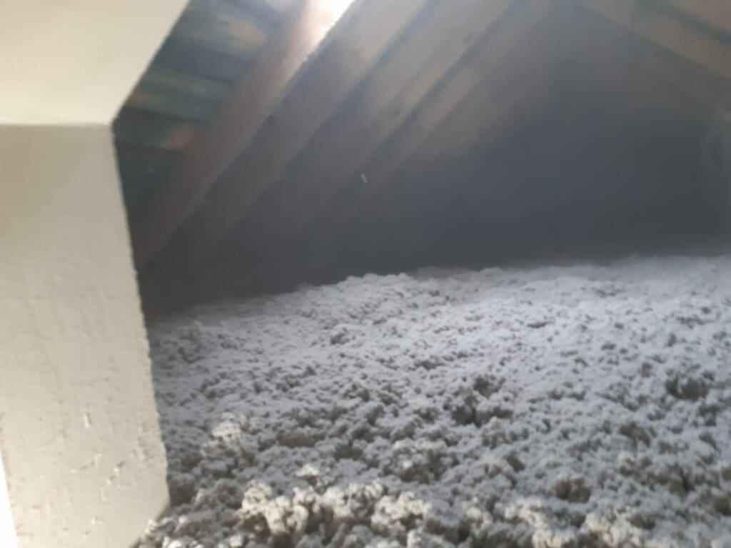 Książenice Warszawa ocieplenie skosów i stropu dachu poddasza FHU Eko Term wdmuchiwanie izolacji 14