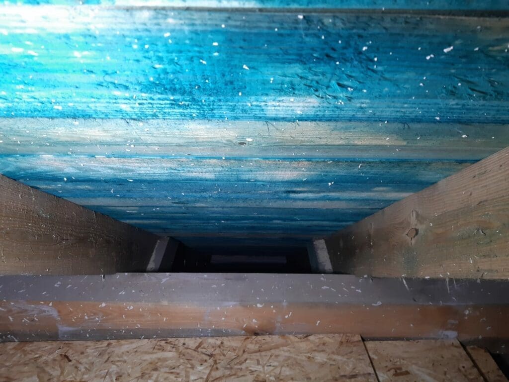 Książenice Warszawa ocieplenie skosów i stropu dachu poddasza FHU Eko Term wdmuchiwanie izolacji