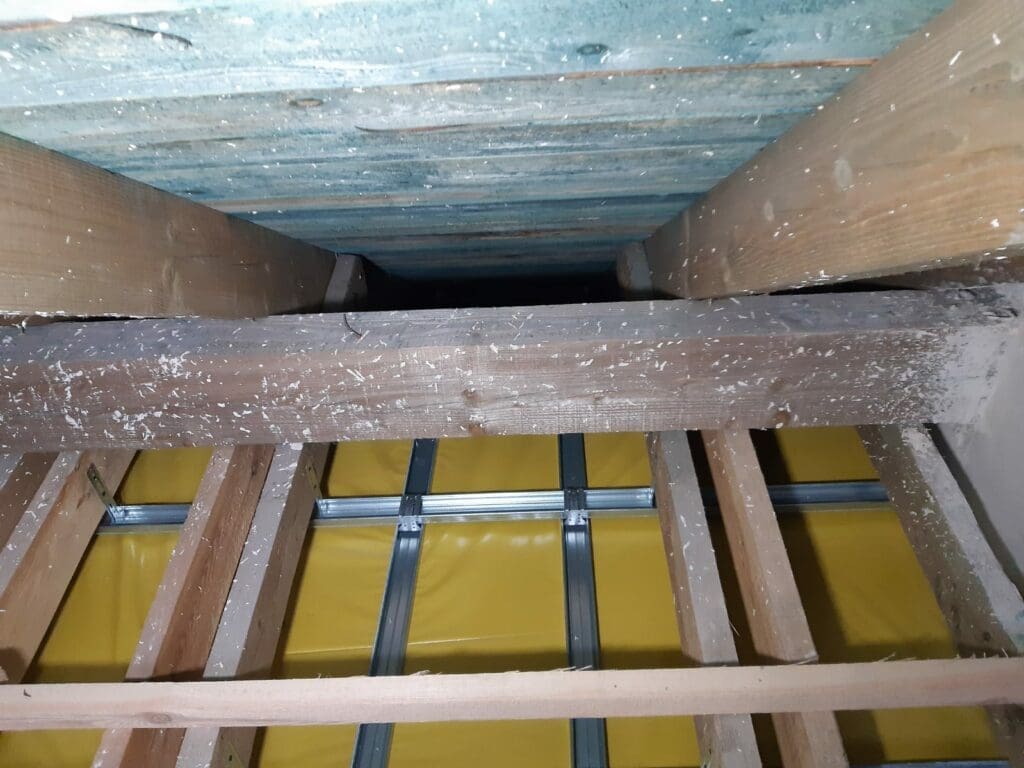 Książenice Warszawa ocieplenie skosów i stropu dachu poddasza FHU Eko Term wdmuchiwanie izolacji 2