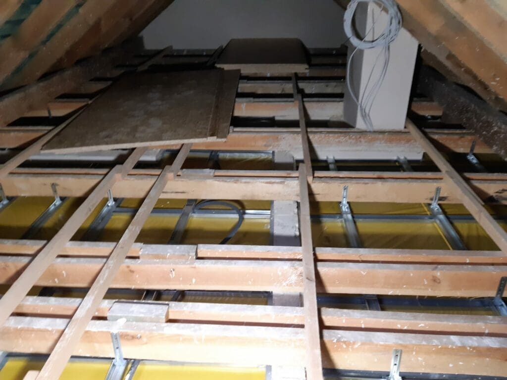 Książenice Warszawa ocieplenie skosów i stropu dachu poddasza FHU Eko Term wdmuchiwanie izolacji 3