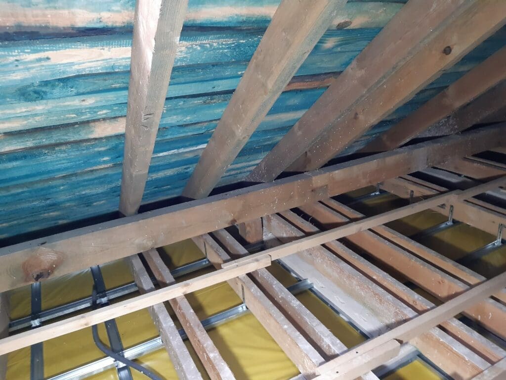 Książenice Warszawa ocieplenie skosów i stropu dachu poddasza FHU Eko Term wdmuchiwanie izolacji 4