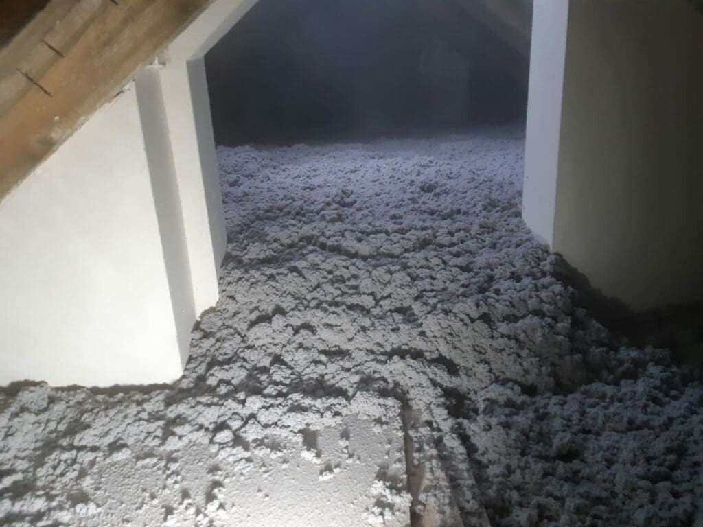 Książenice Warszawa ocieplenie skosów i stropu dachu poddasza FHU Eko Term wdmuchiwanie izolacji 7