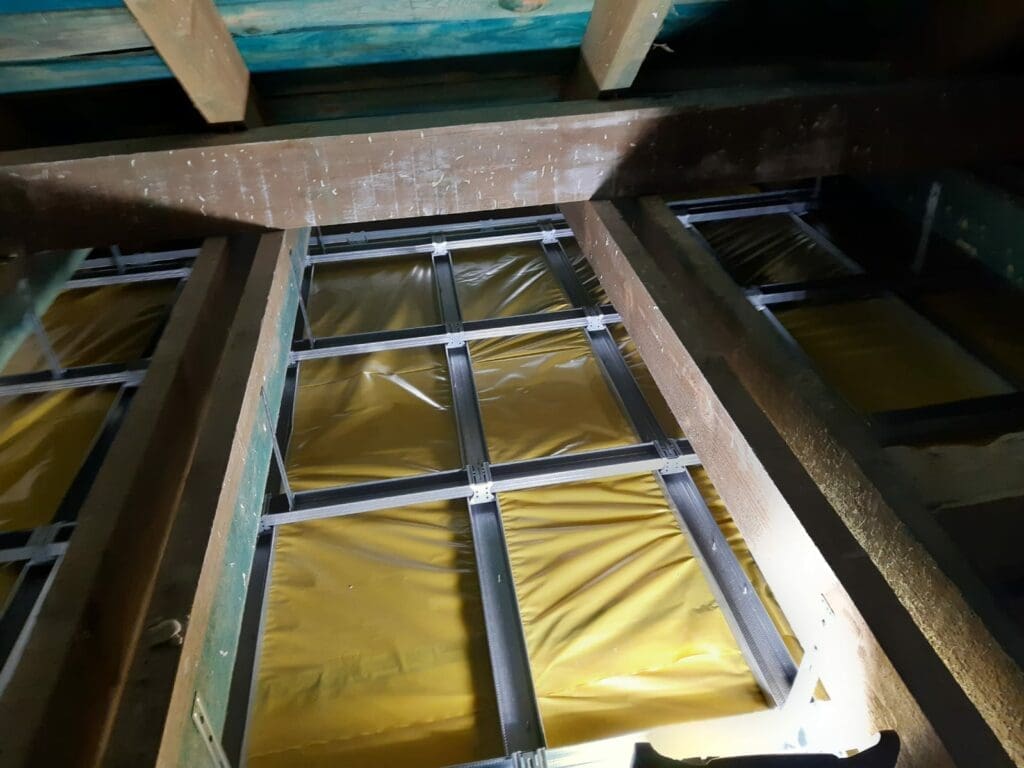 Książenice Warszawa ocieplenie skosów i stropu dachu poddasza FHU Eko Term wdmuchiwanie izolacji 17