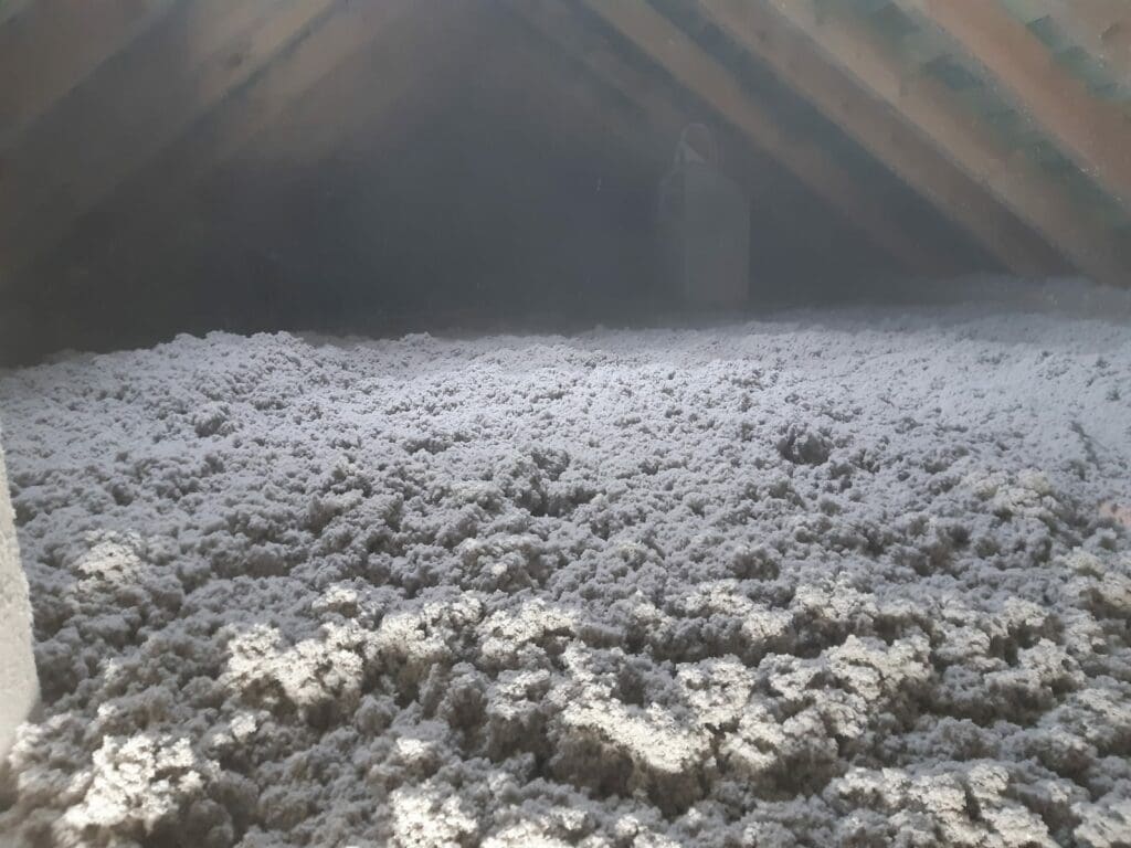 Książenice Warszawa ocieplenie skosów i stropu dachu poddasza FHU Eko Term wdmuchiwanie izolacji 18