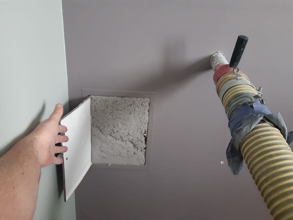 Wdmuchiwanie izolacji celulozy w Toruniu FHU Eko Term ocieplenie domu dachu poddasza