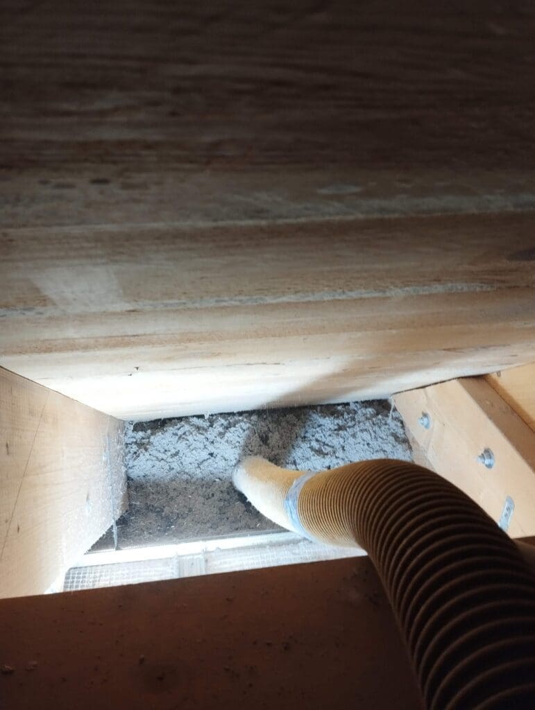 ocieplenie dachu sufitu podwieszanego celulozą 4