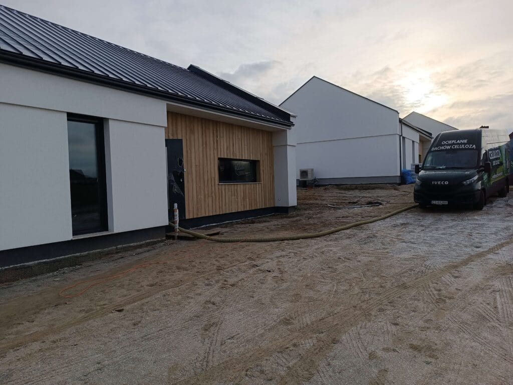 ocieplenie domków jednorodzinnych celulozą termiczną 3