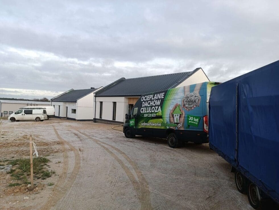 Ekologiczne ocieplanie dachu celulozą – dlaczego warto w nie zainwestować?