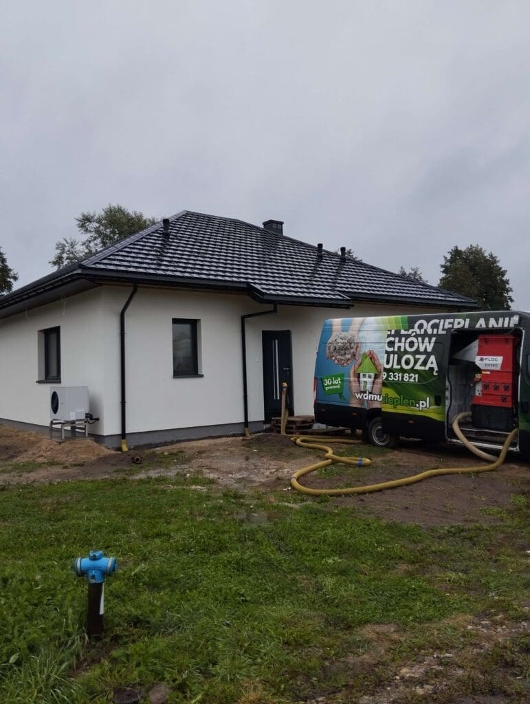 ocieplenie domu przez wdmuchiwanie izolacji celulozą 3