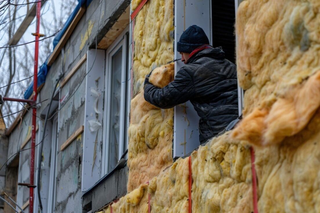 Kiedy najlepiej ocieplać dom? Sezonowość prac termoizolacyjnych krok po kroku