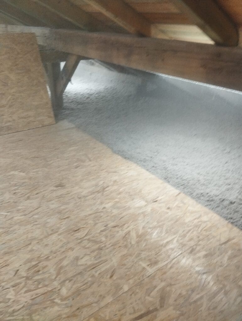 ocieplenie dachu i stropodachu 2025 przez wdmuchiwanie izolacji termicznej