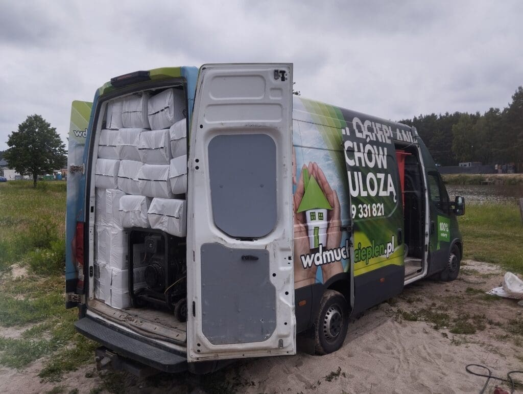 wdmuchiwanie celulozy wełny mineralnej izolacja termiczna ocieplanie domów 2025