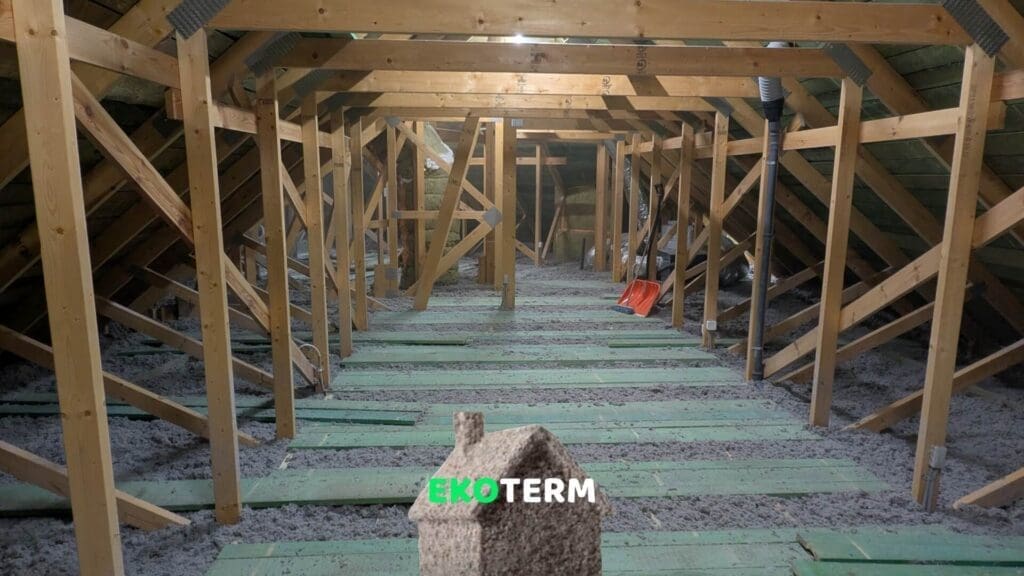 Ocieplenie dachu celulozą w nowym domu jednorodzinnym