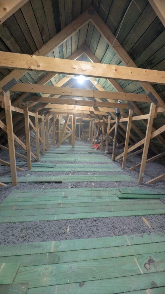 ocieplony dach po wdmuchiwaniu celulozy