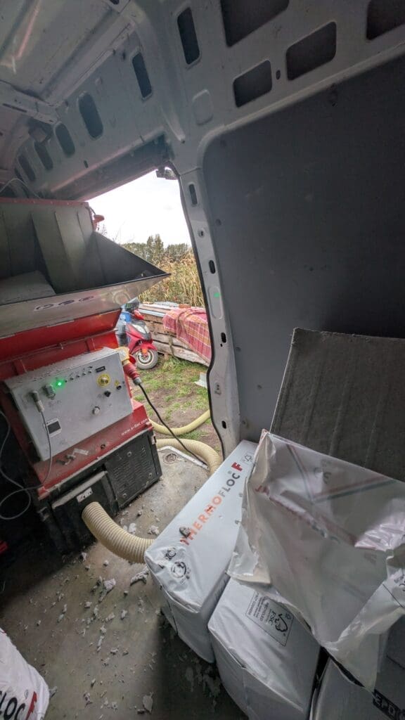 Wdmuchiwanie celulozy do ocieplenia poddasza Brodnica