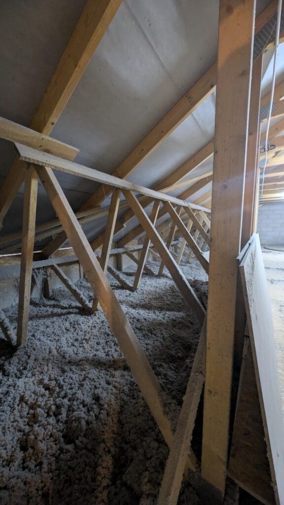 ocieplenie dachu celulozą Brodnica przed i po