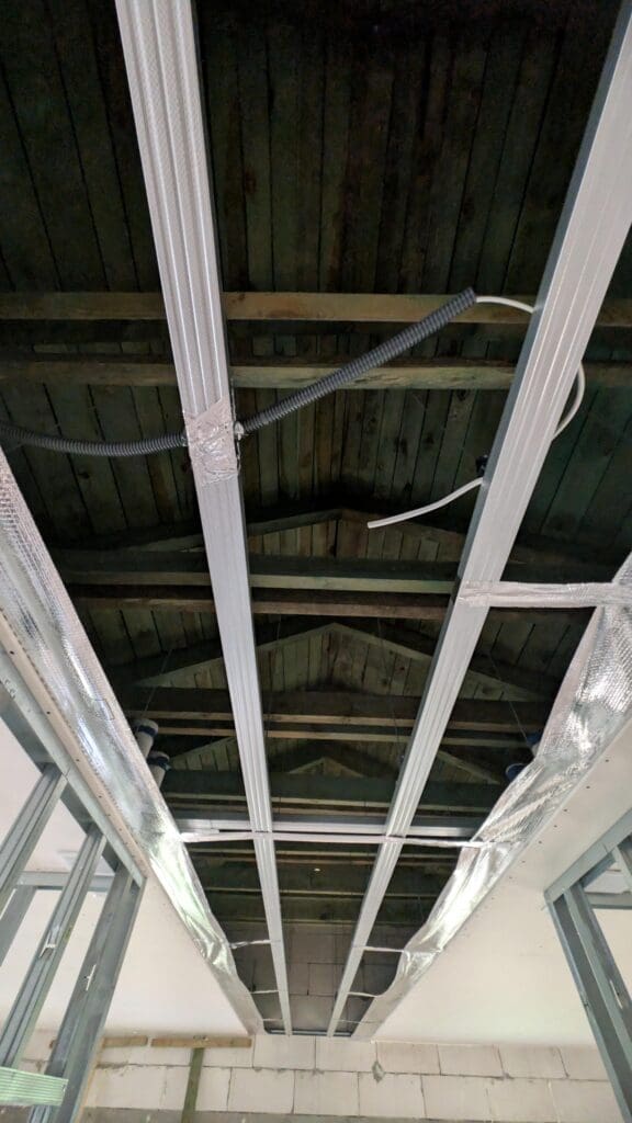 ocieplenie dachu celulozą termoizolacja