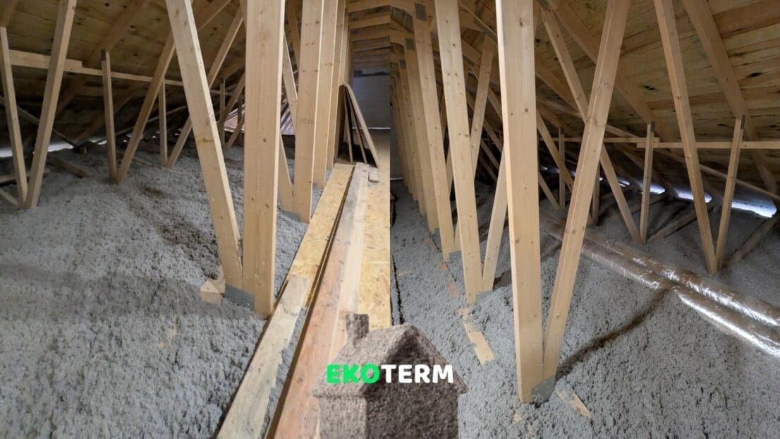 Zalety ocieplenia poddasza celulozą Thermofloc: Dlaczego warto wdmuchiwać izolacje w nowych domkach jednorodzinnych?