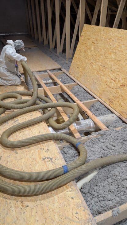 W trakcie ocieplenia celulozą poddasza domu jednorodzinnego w Brzozie koło Bydgoszczy Kujawsko Pomorskie